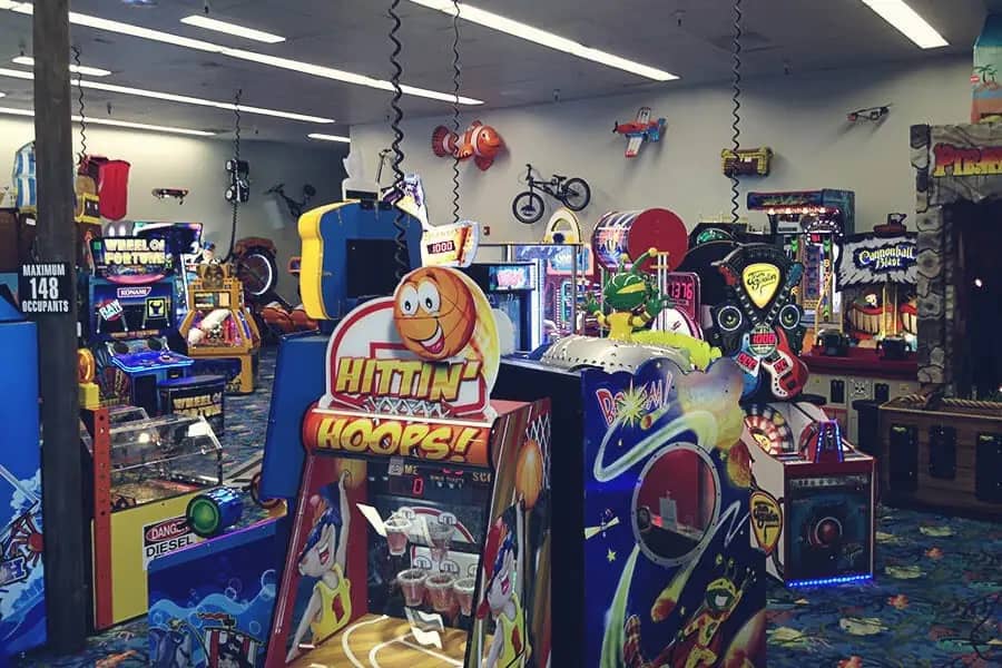 Dining and family arcade atmosphere at Pietro's Pizza Hood River.