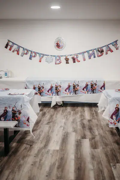 Decorated party table setup at PlayPalz Indoor Playground Chattanooga.