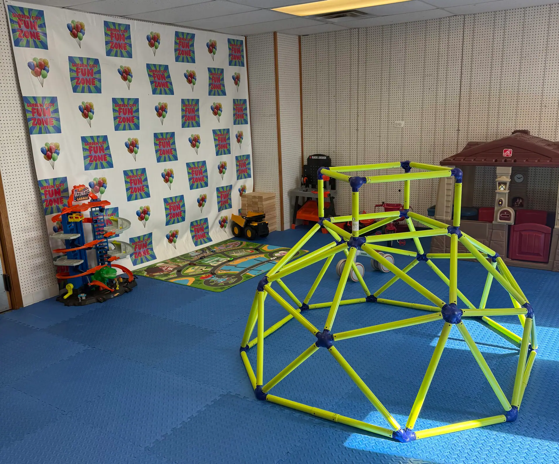 Open floor play area with climbing dome at Garden City Fun Zone
