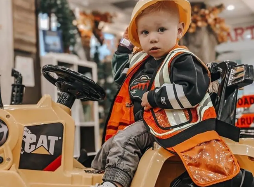 Construction-themed cityshop at Playseum